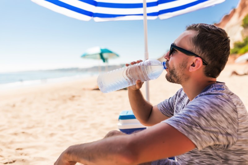 Il corpo in estate: ascoltare fame, sete e stanchezza senza combatterle