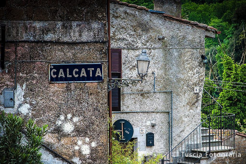 Calcata: il borgo sospeso tra arte, storia e sapori autentici 