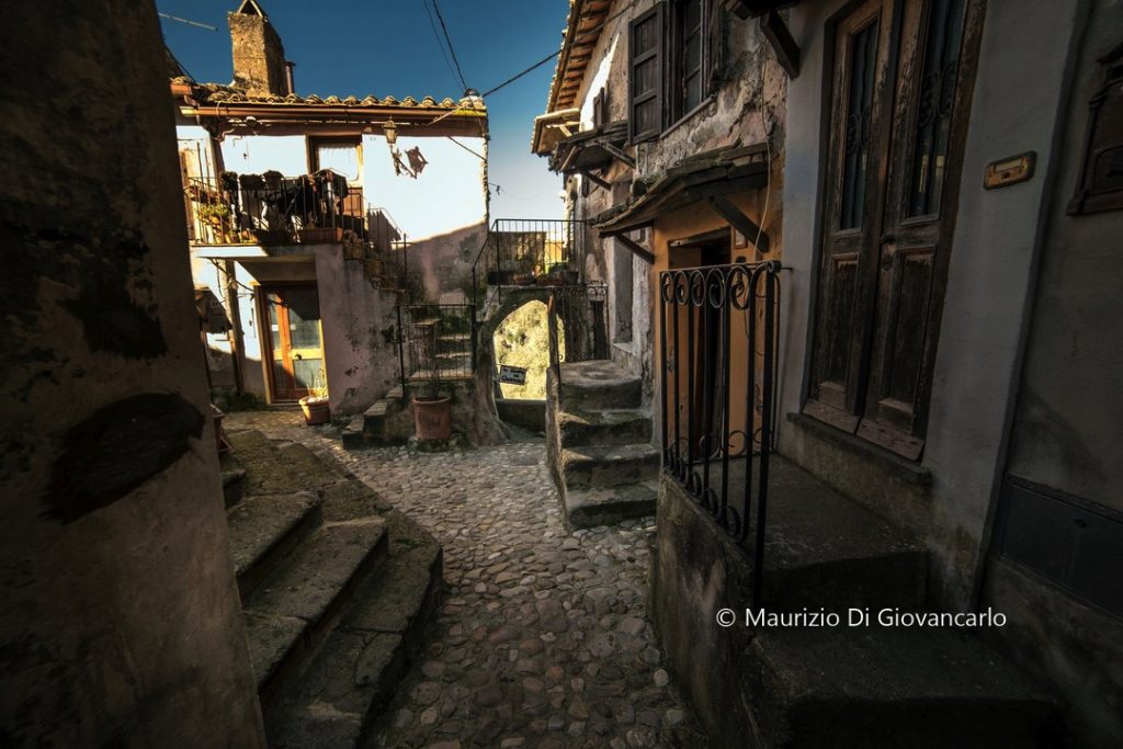 Calcata: il borgo sospeso tra arte, storia e sapori autentici