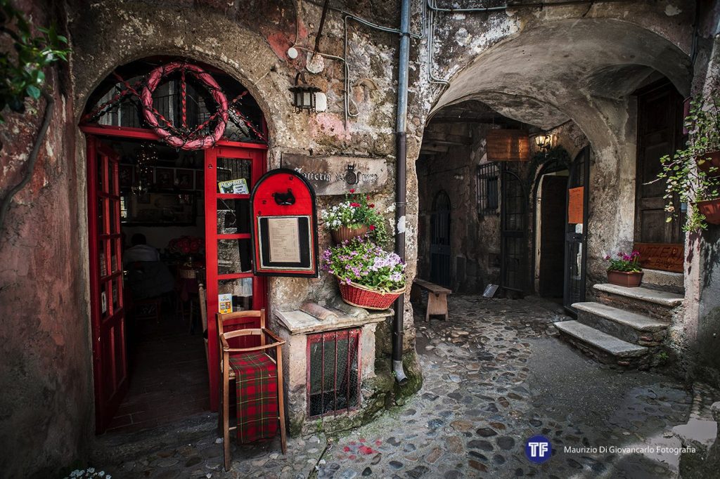 Calcata: il borgo sospeso tra arte, storia e sapori autentici