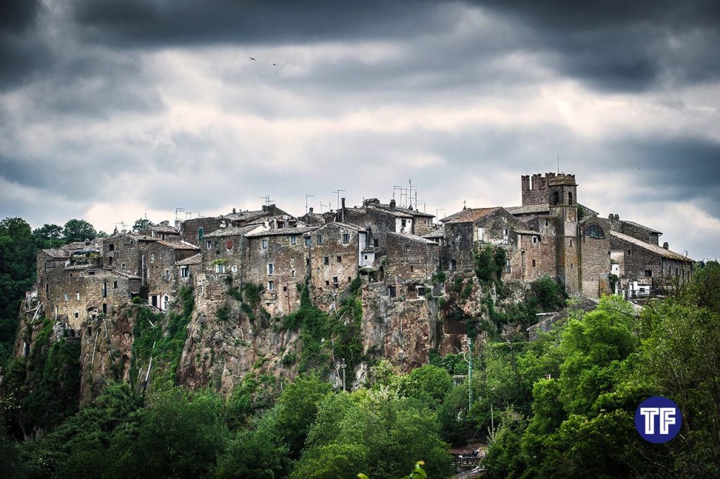 Calcata: il borgo sospeso tra arte, storia e sapori autentici