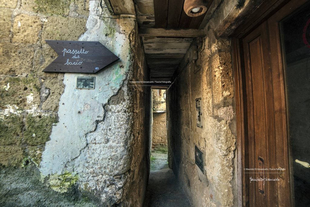 Calcata: il borgo sospeso tra arte, storia e sapori autentici