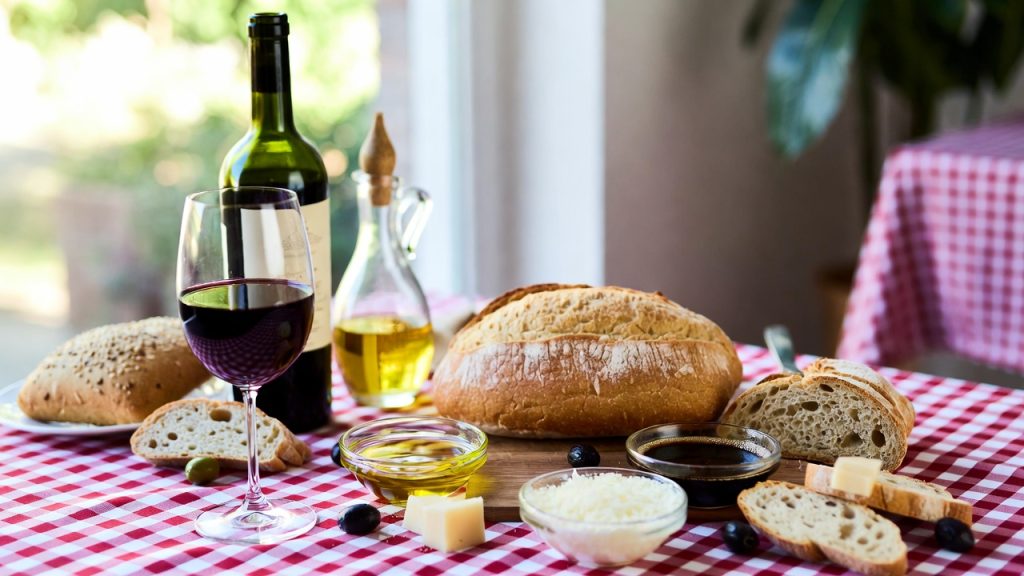 Pane vino e olio - tre pilastri della dieta mediterranea