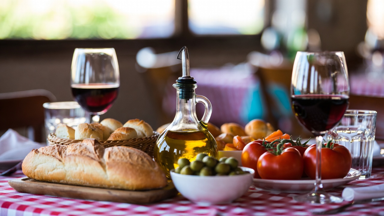 Pane, vino e olio. I tre pilastri della dieta mediterranea