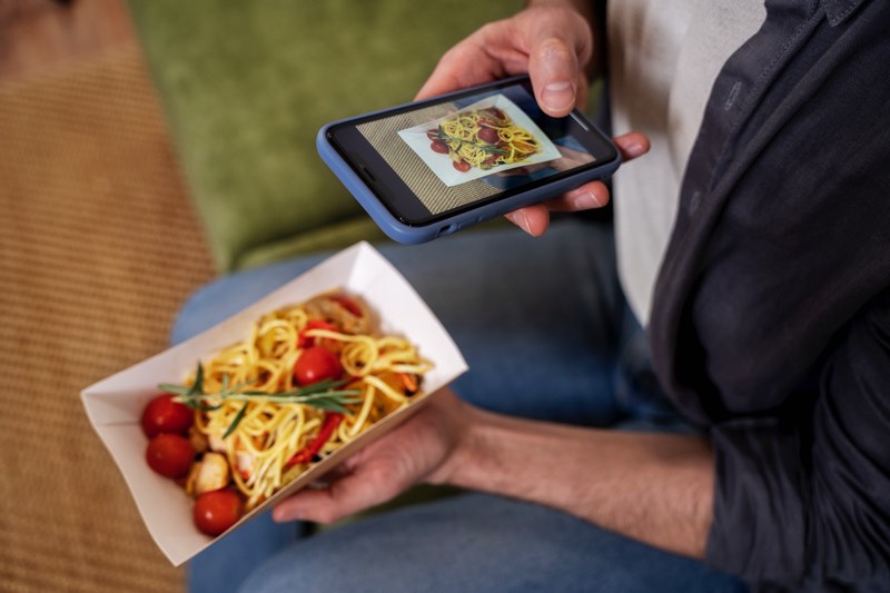 Tra food delivery, social e cucina digitale