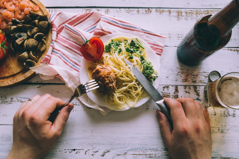 Pancia gonfia? Alimenti consigliati e cibi da evitare