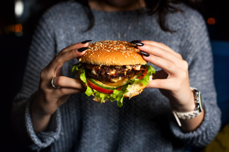 Mangiare con le mani: una tradizione più diffusa di quanto pensiamo