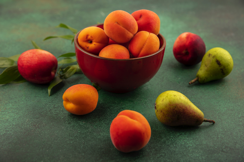 In estate ci viene naturale cercare ciò che ci fa stare meglio: un bicchiere d'acqua fresca, un'insalata appena condita, una fetta di cocomero mangiata all'ombra. Non è solo una questione di gusto: il nostro organismo, quando le temperature aumentano, modifica le proprie esigenze e ci spinge istintivamente verso alimenti più ricchi di acqua, leggeri e facili da digerire. È uno di quei casi in cui la stagionalità sembra lavorare a nostro favore. Proprio nei mesi più caldi maturano infatti frutti e ortaggi che, oltre ad avere un sapore pieno e intenso, aiutano il corpo a reintegrare parte dei liquidi persi con la sudorazione. Naturalmente questo non significa che possano sostituire l'acqua, che resta fondamentale per mantenere una corretta idratazione, ma rappresentano un prezioso complemento alla dieta quotidiana.