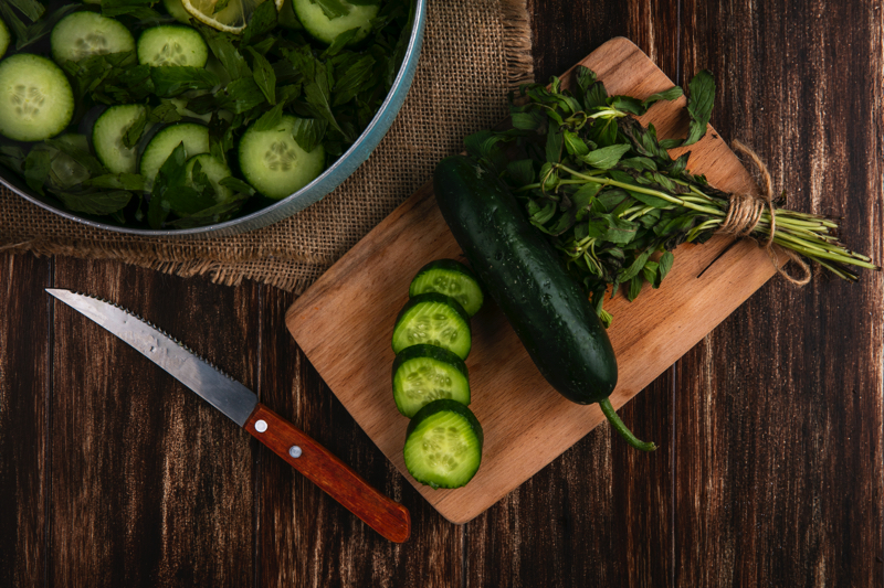 In estate ci viene naturale cercare ciò che ci fa stare meglio: un bicchiere d'acqua fresca, un'insalata appena condita, una fetta di cocomero mangiata all'ombra. Non è solo una questione di gusto: il nostro organismo, quando le temperature aumentano, modifica le proprie esigenze e ci spinge istintivamente verso alimenti più ricchi di acqua, leggeri e facili da digerire. È uno di quei casi in cui la stagionalità sembra lavorare a nostro favore. Proprio nei mesi più caldi maturano infatti frutti e ortaggi che, oltre ad avere un sapore pieno e intenso, aiutano il corpo a reintegrare parte dei liquidi persi con la sudorazione. Naturalmente questo non significa che possano sostituire l'acqua, che resta fondamentale per mantenere una corretta idratazione, ma rappresentano un prezioso complemento alla dieta quotidiana.