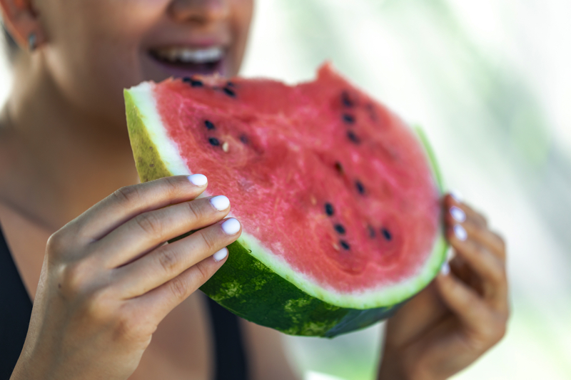 In estate ci viene naturale cercare ciò che ci fa stare meglio: un bicchiere d'acqua fresca, un'insalata appena condita, una fetta di cocomero mangiata all'ombra. Non è solo una questione di gusto: il nostro organismo, quando le temperature aumentano, modifica le proprie esigenze e ci spinge istintivamente verso alimenti più ricchi di acqua, leggeri e facili da digerire. È uno di quei casi in cui la stagionalità sembra lavorare a nostro favore. Proprio nei mesi più caldi maturano infatti frutti e ortaggi che, oltre ad avere un sapore pieno e intenso, aiutano il corpo a reintegrare parte dei liquidi persi con la sudorazione. Naturalmente questo non significa che possano sostituire l'acqua, che resta fondamentale per mantenere una corretta idratazione, ma rappresentano un prezioso complemento alla dieta quotidiana.